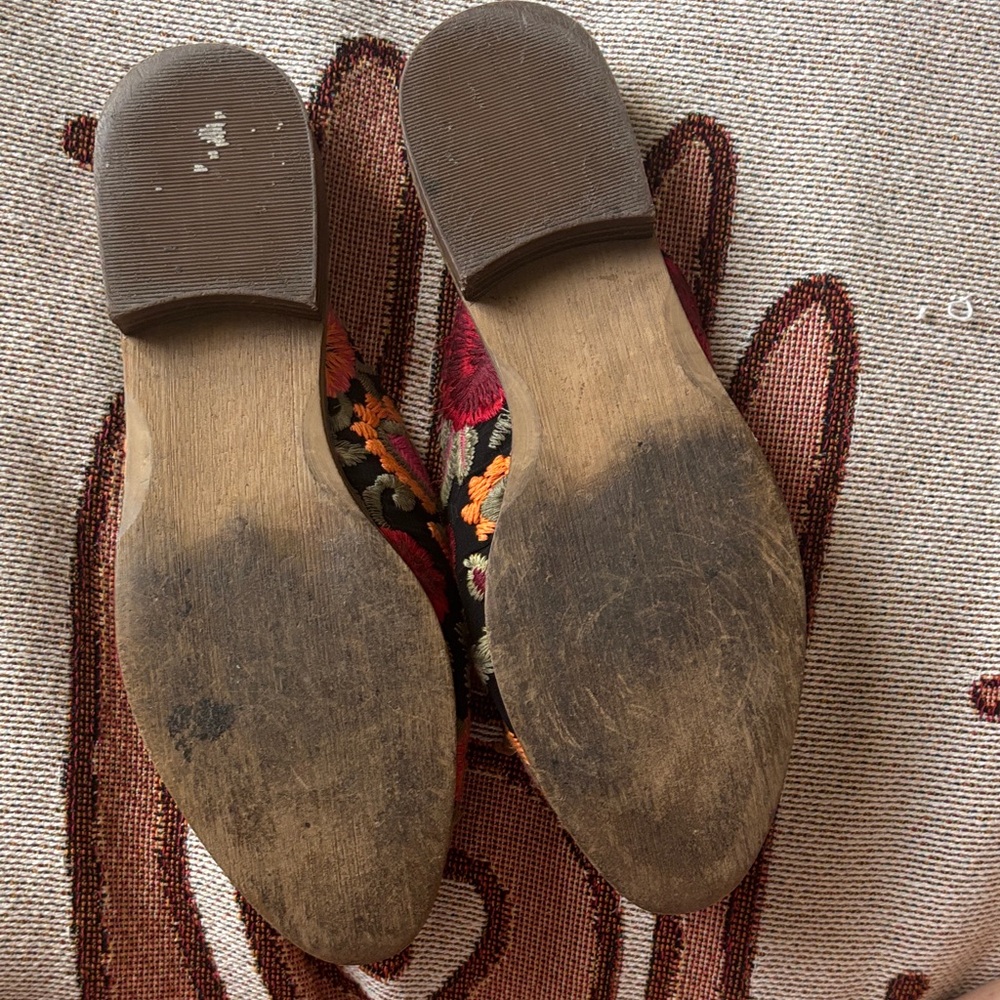 Indigo Rd. Black Embroidered Floral Slide Mules - Picture 2 of 3